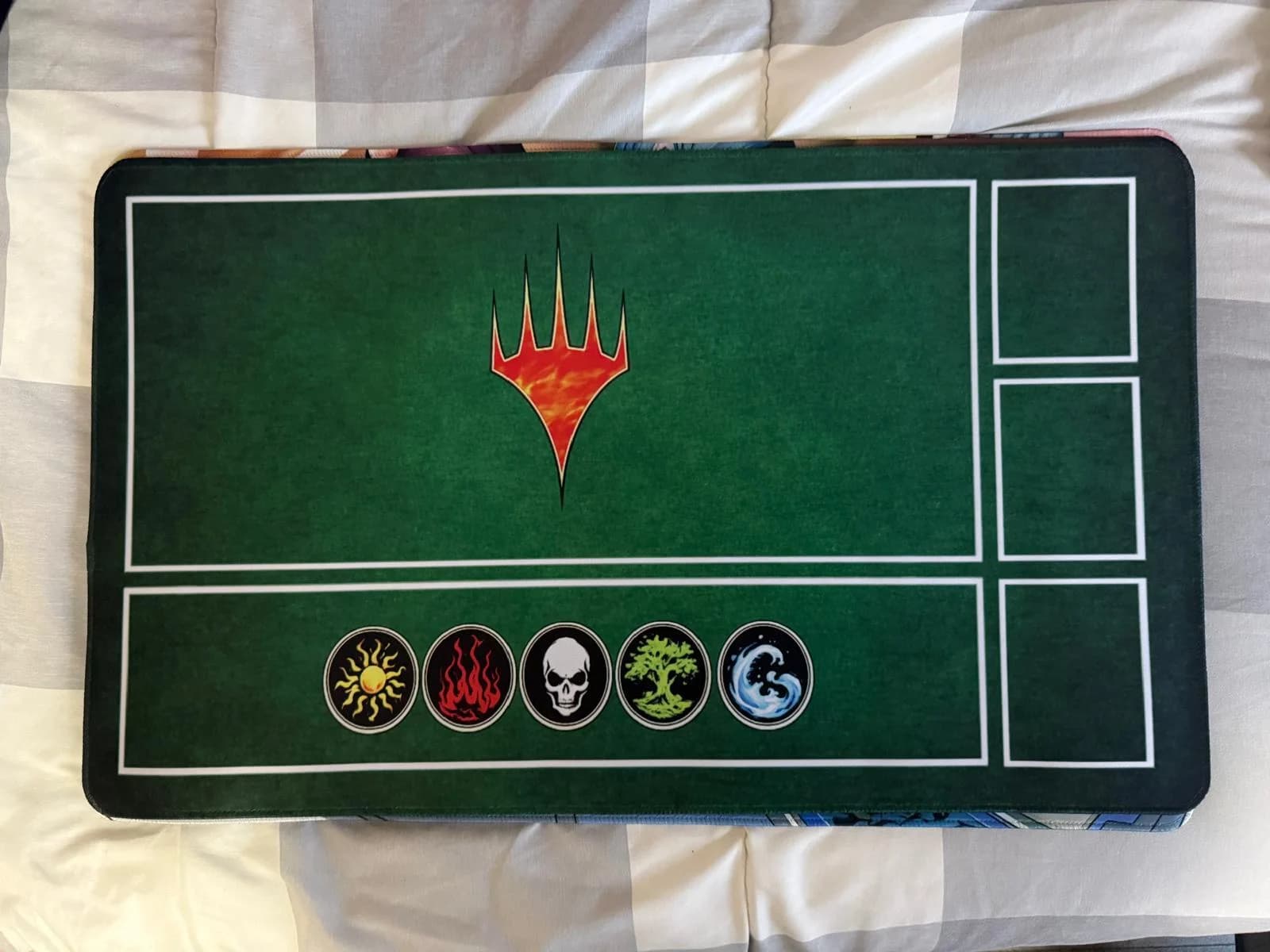 Tapete MTG personalizado con zoneado verde y bordes cosidos